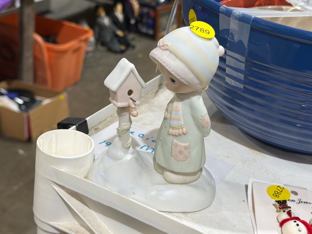 PRECIOUS MOMENTS FIGURE