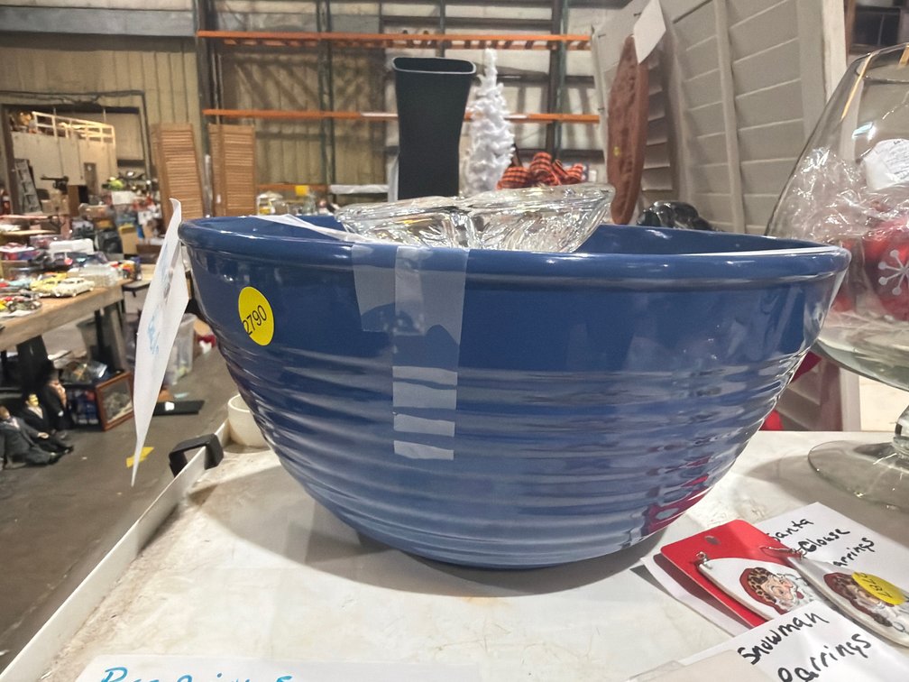 MIXING BOWLS AND ASH TRAY