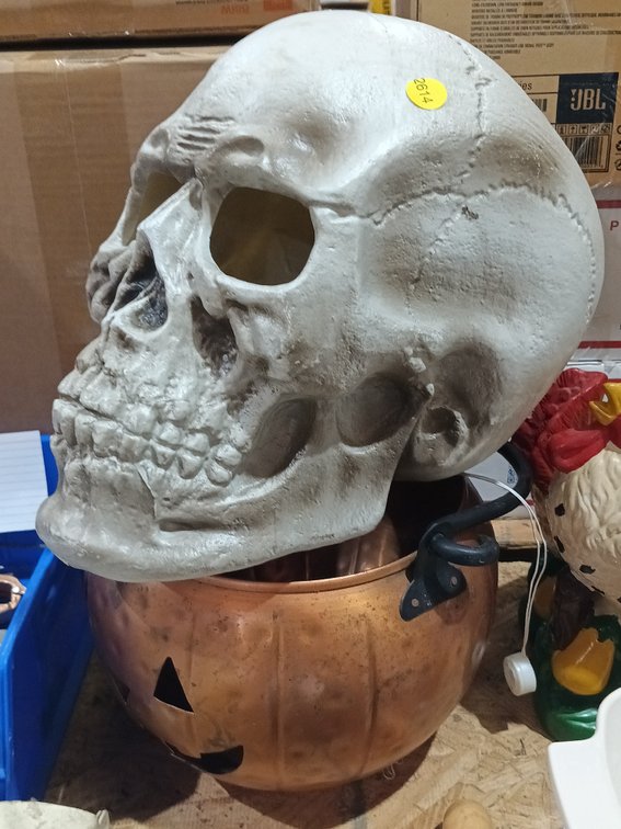 METAL PUMPKIN WITH SKULL HEAD