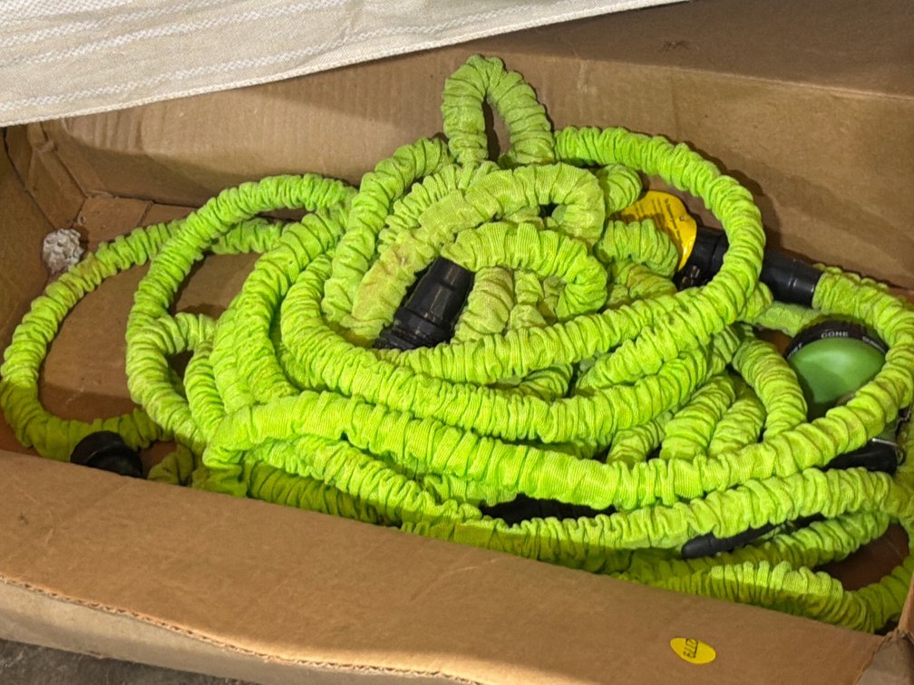 EXPANDABLE WATER HOSE W/ SPRAY NOZZLE