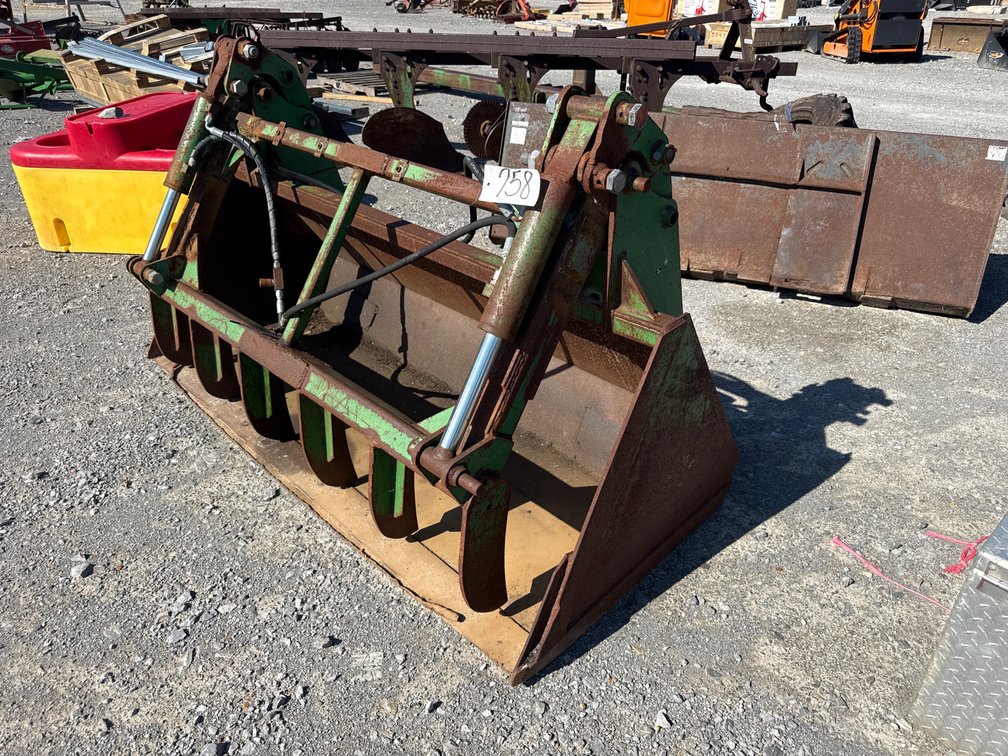 JOHN DEERE GRAPPLE BUCKET