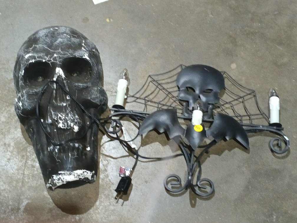 BLACK SKELETON HEAD WITH KIGHTER WALL HANGER