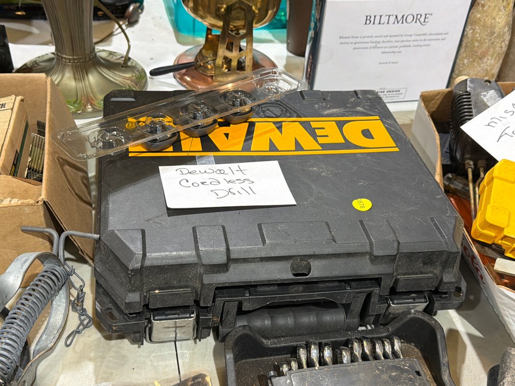 DEWALT CORDLESS DRILL W/ BATTERY & CHARGER