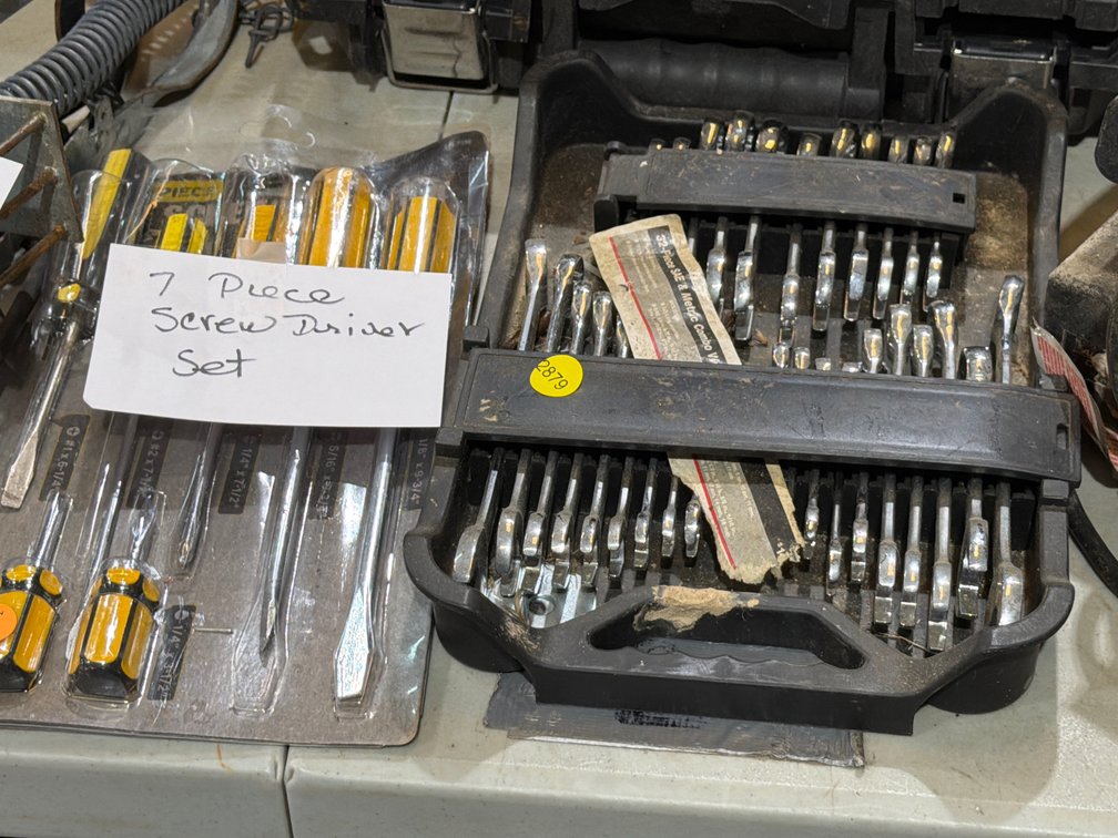 SCREWDRIVER SET & 32 PC SAE/METRIC COMBO WRENCH SET