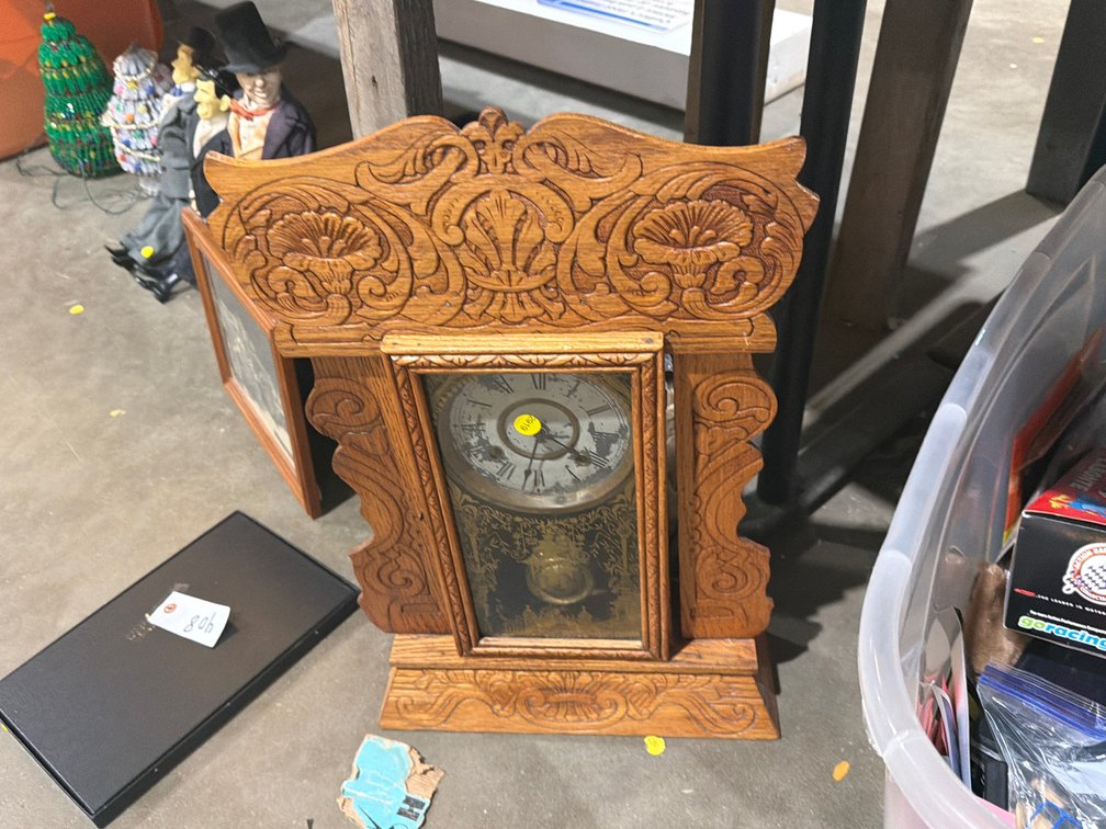 MANTLE CLOCK WITH KEYS