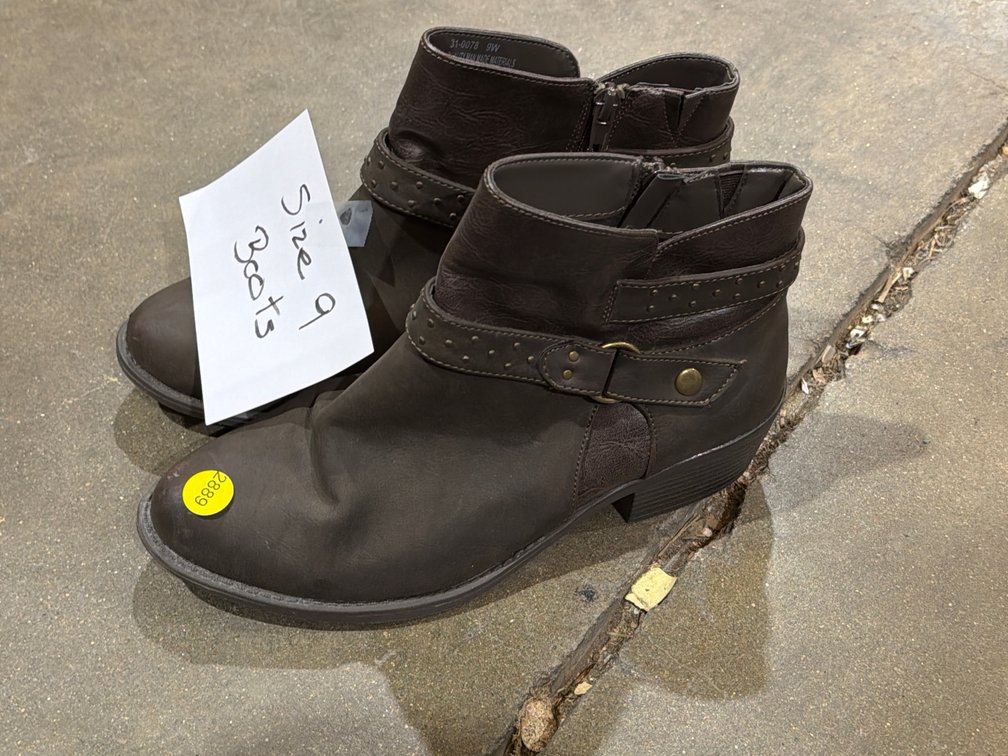 LADIES SIZE 9 BOOTS