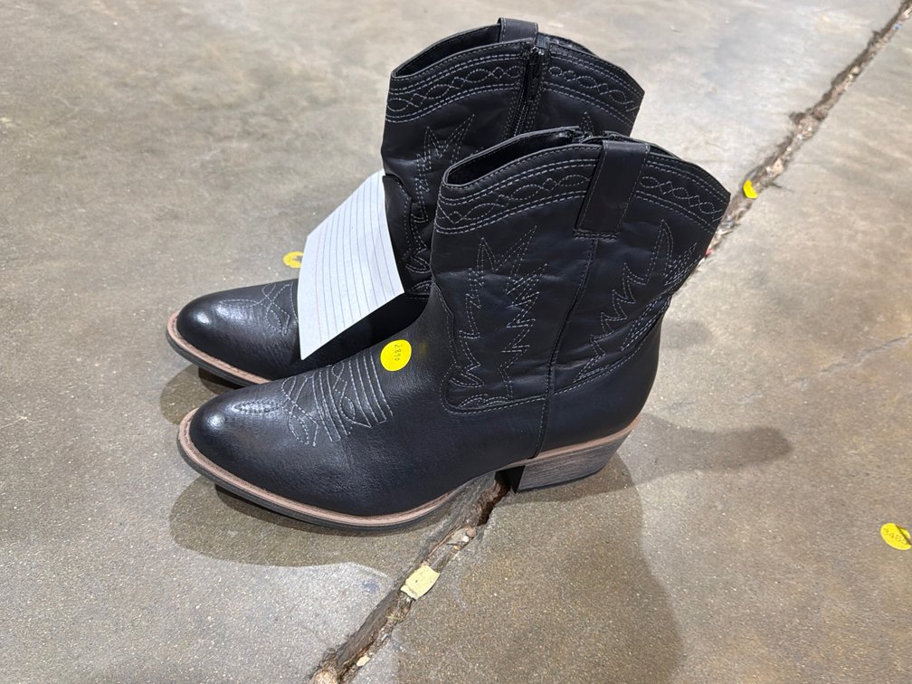 LADIES SIZE 9 BOOTS