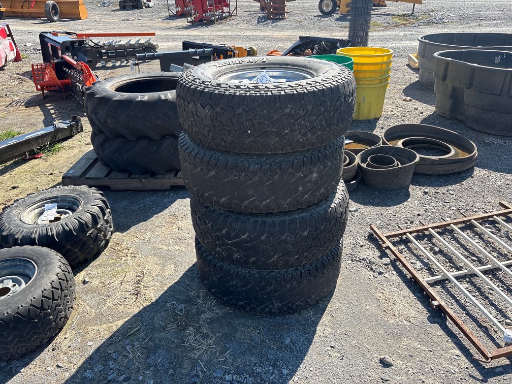 (4) 285/75/16 WHEEL & TIRES