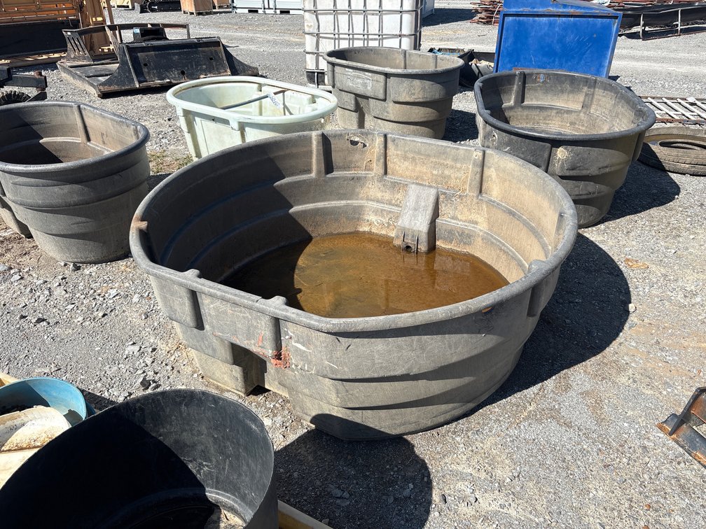 RUBBERMAID 300 GAL WATER TROUGH