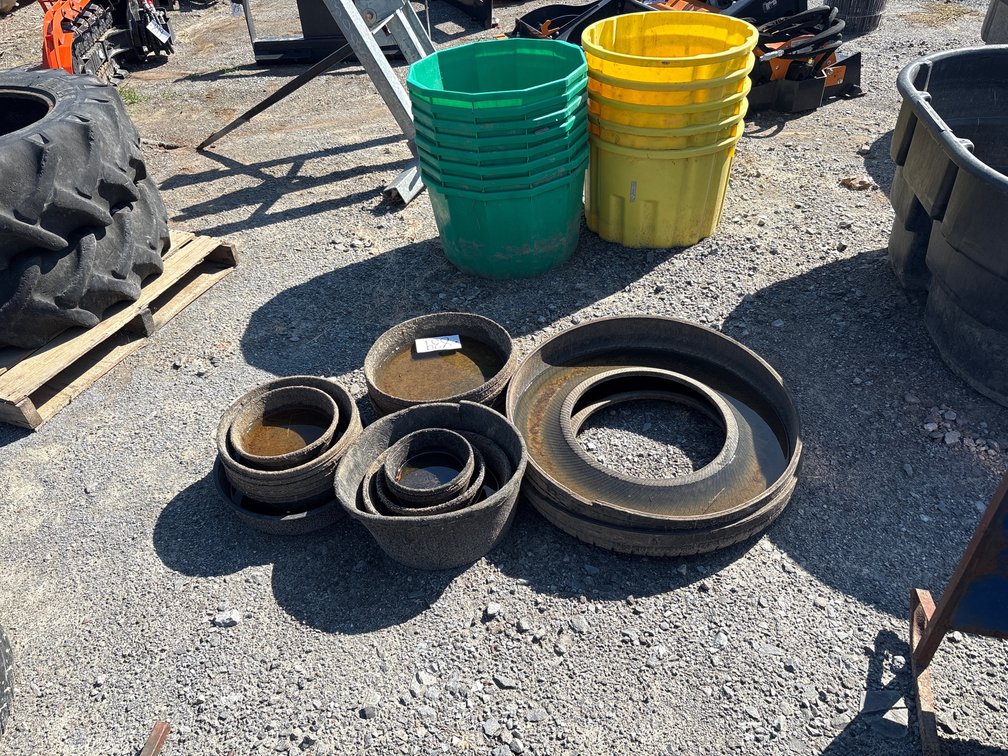 LOT OF RUBBER FEED/WATER BOWLS