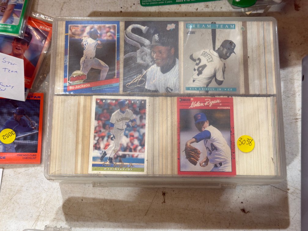 LOT OF BASEBALL CARDS