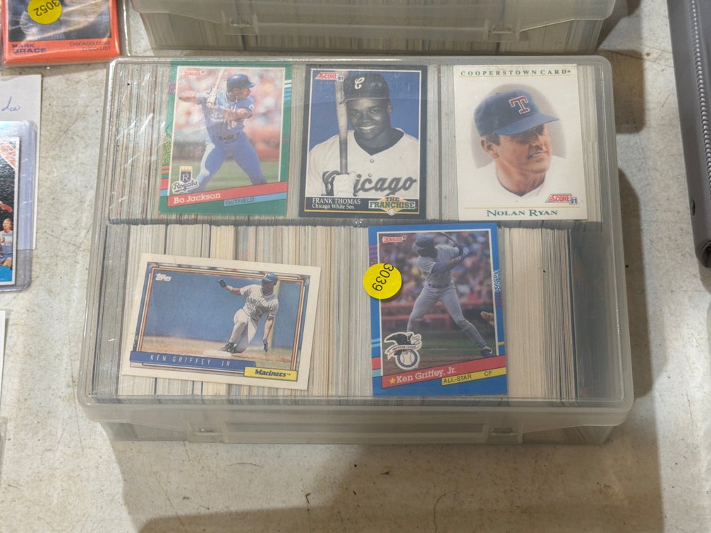 LOT OF BASEBALL CARDS