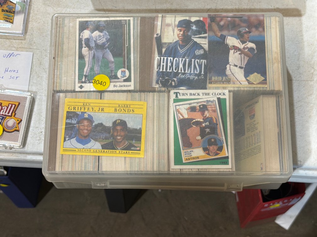 LOT OF BASKETBALL/ BASEBALL CARDS