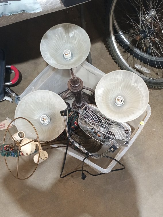 LOT OF LIGHT FIXTURES
