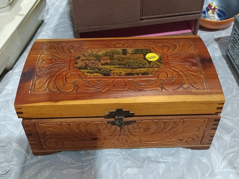 VINTAGE WOODEN BOX