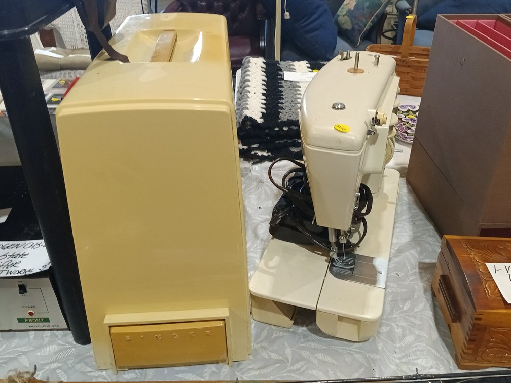 SINGER PORTABLE SEWING MACHINE
