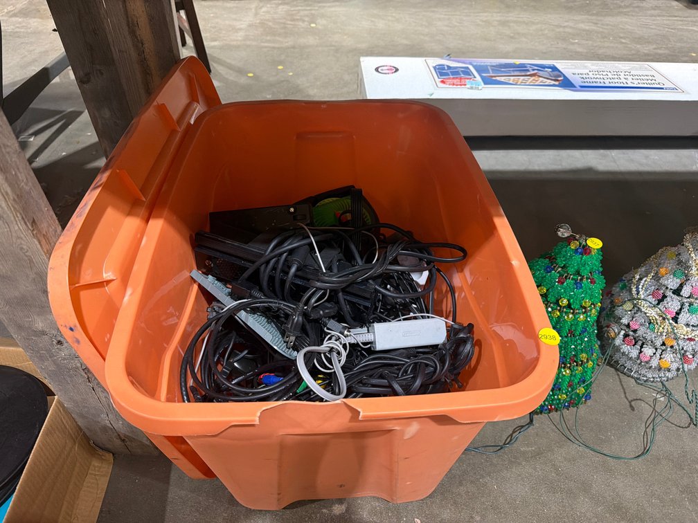 TOTE OF GAMING CONSOLE CORDS AND OTHER CORDS