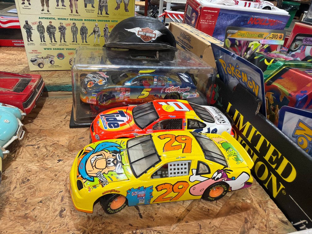 3 DIE CAST RACE CARS AND HARLEY DAVIDSON MINI HAT