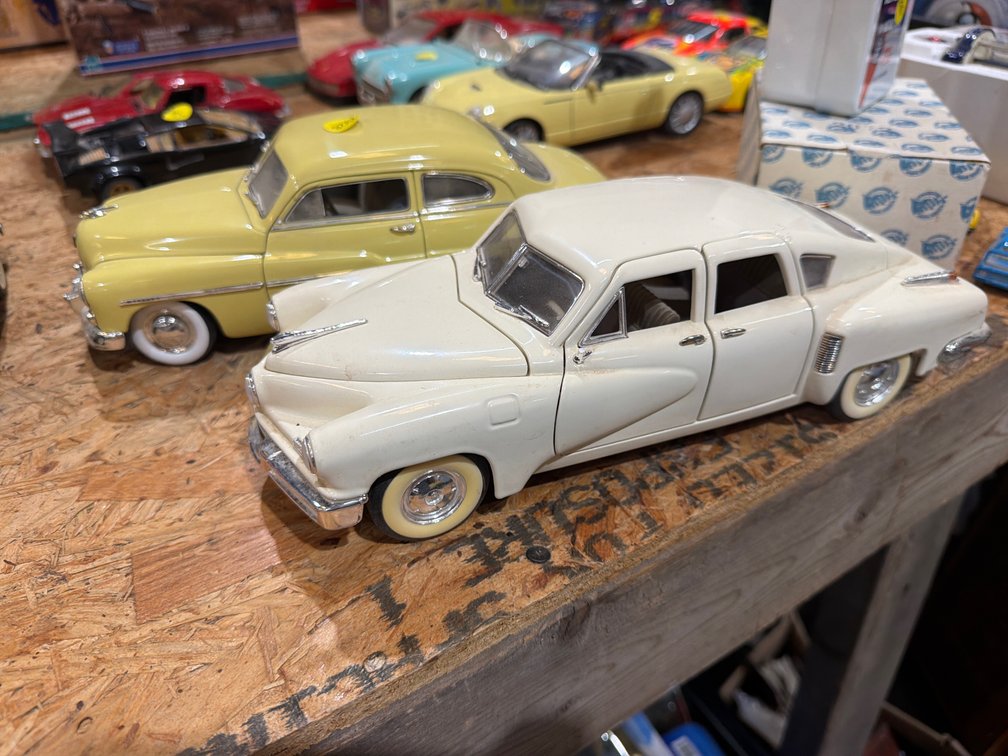 2 DIE CAST CARS