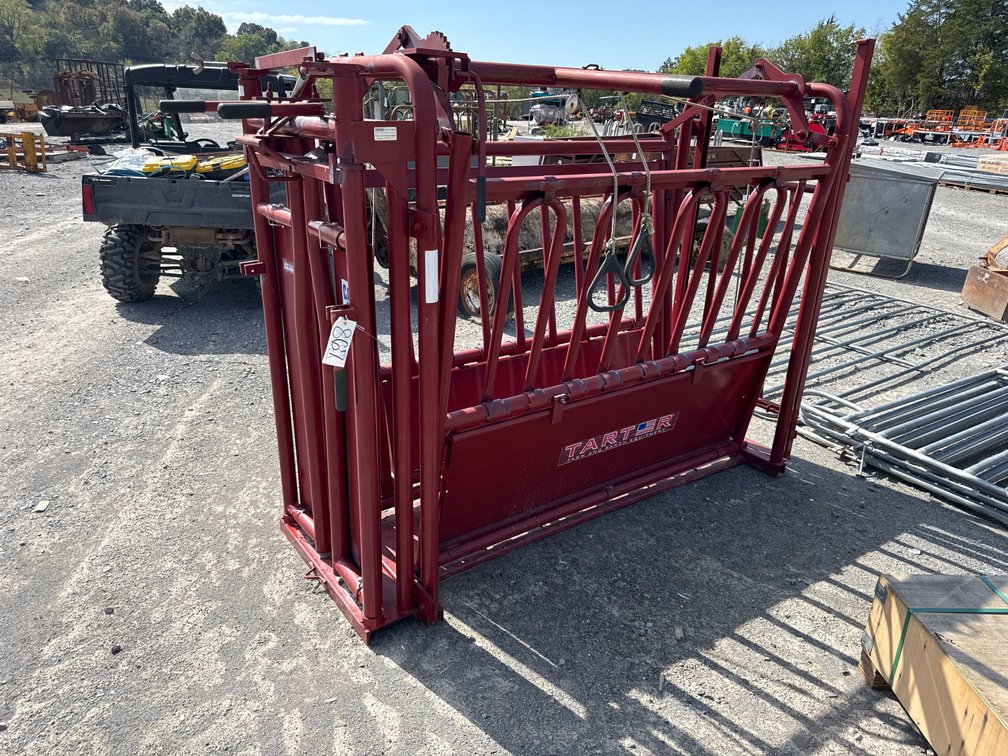 TARTER CATTLE MASTER SERIES 3 SQUEEZE CHUTE