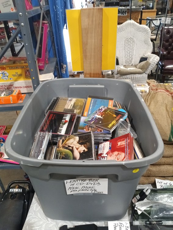 TOTE OF CD/DVDS