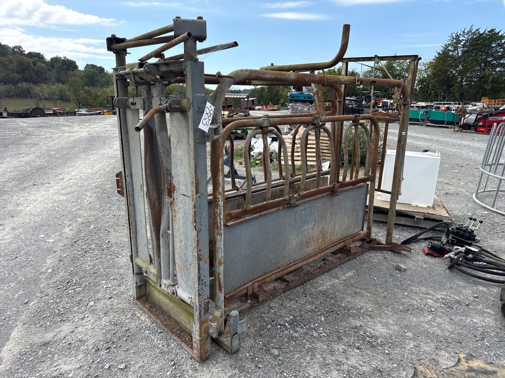 CATTLE SQUEEZE CHUTE
