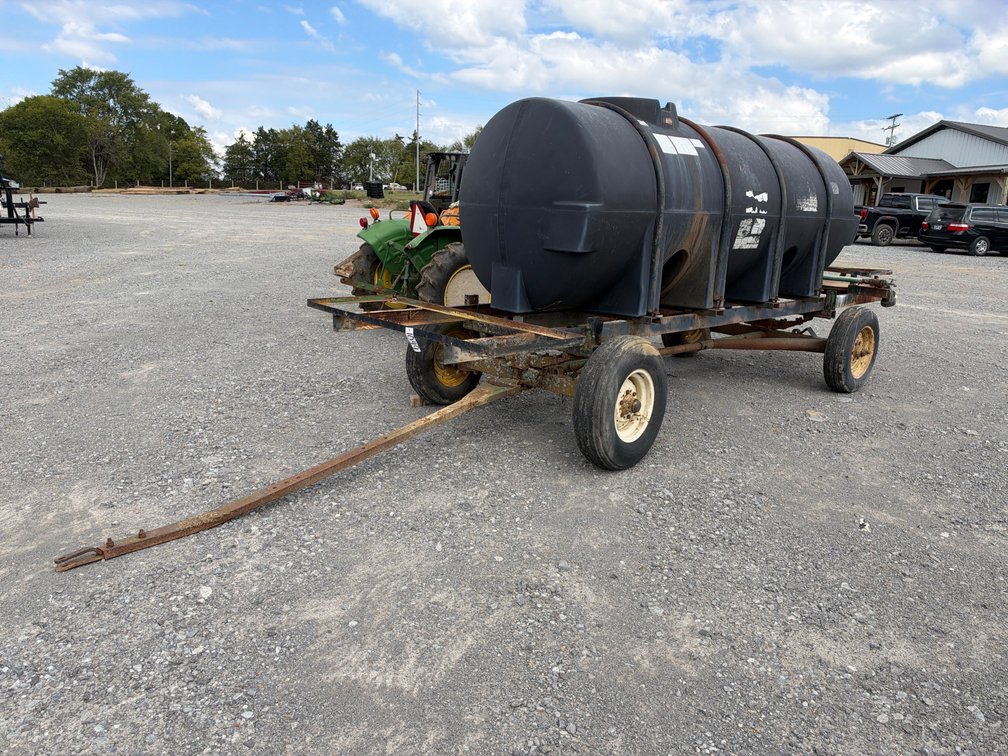 JOHN DEERE WAGON WITH TANK