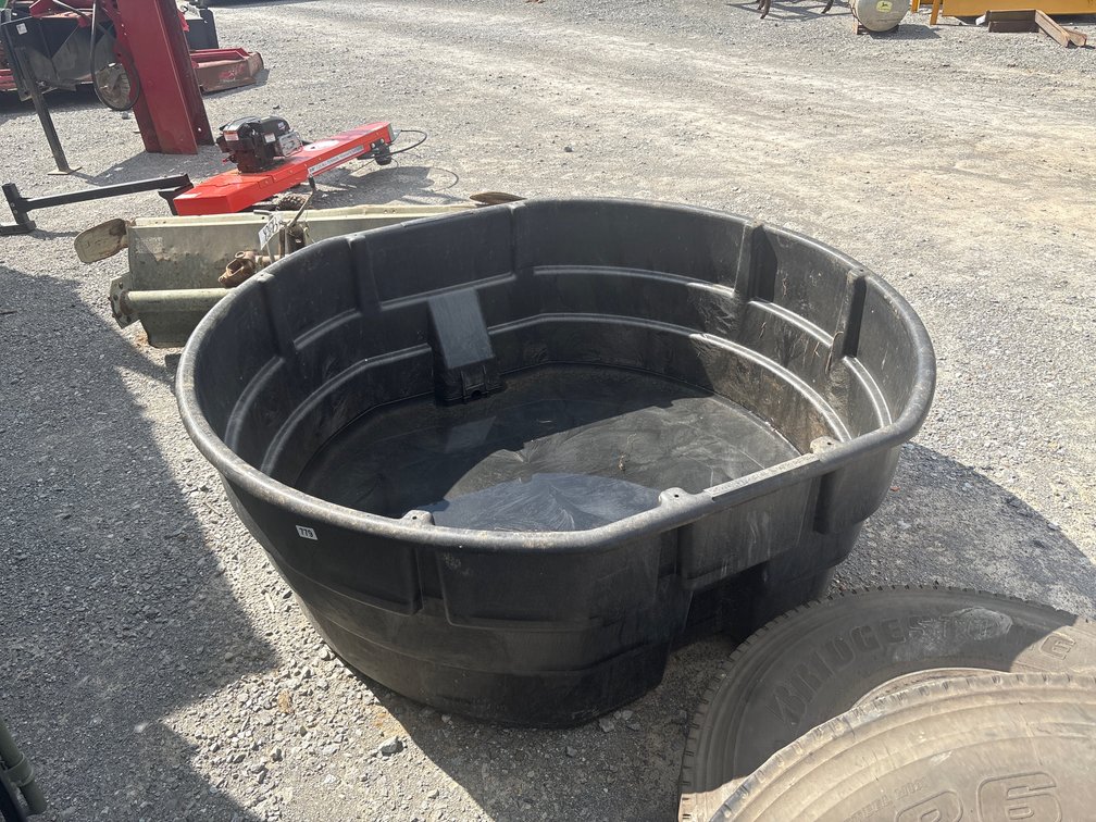 RUBBERMAID 300 GAL WATER TROUGH