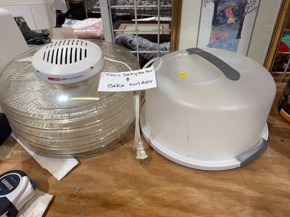 FOOD DEHYDRATOR AND CAKE CARRIER