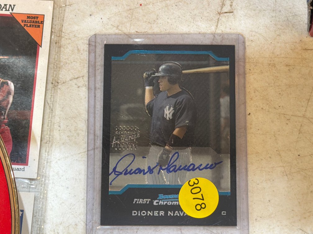 DIONER NAVARRO AUTOGRAPHED BASEBALL CARD