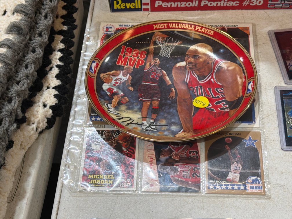MICHAEL JORDAN BASKETBALL CARDS AND PLATE