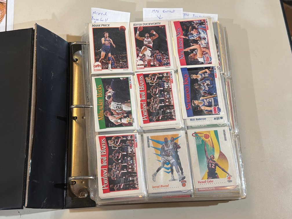BINDER OF MIXED SPORTS CARDS