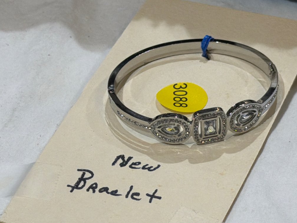 BRACELET
