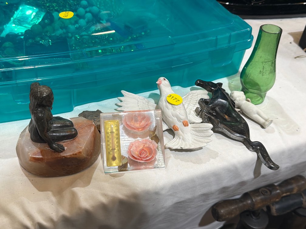 LOT OF SMALL FIGURINES