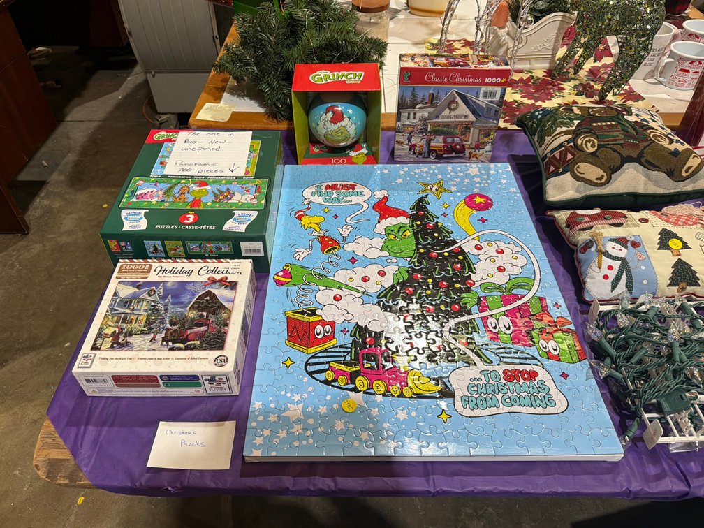 LOT OF CHRISTMAS PUZZLES