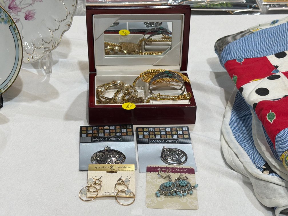 JEWELRY AND JEWELRY BOX