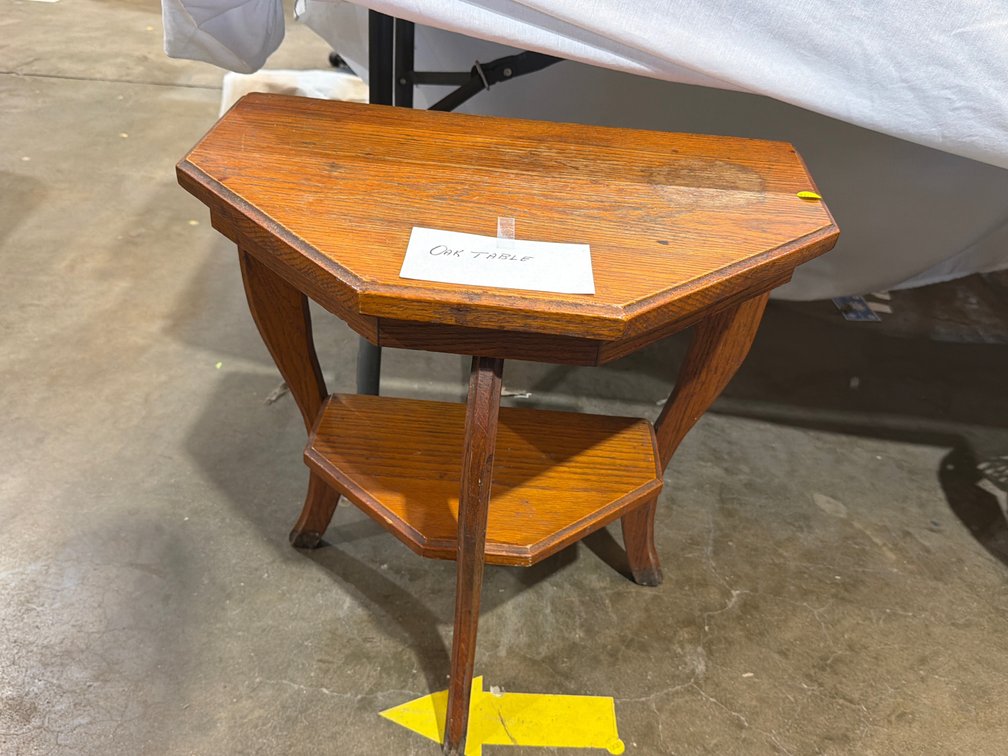OAK END TABLE 21”X14”X22”