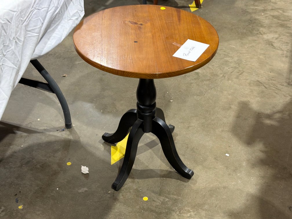 ROUND TABLE 20”X23”