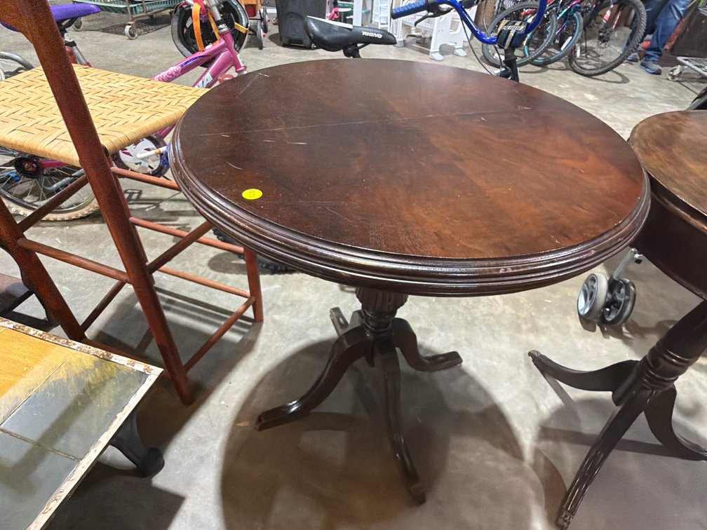 ROUND TABLE 26”X29”