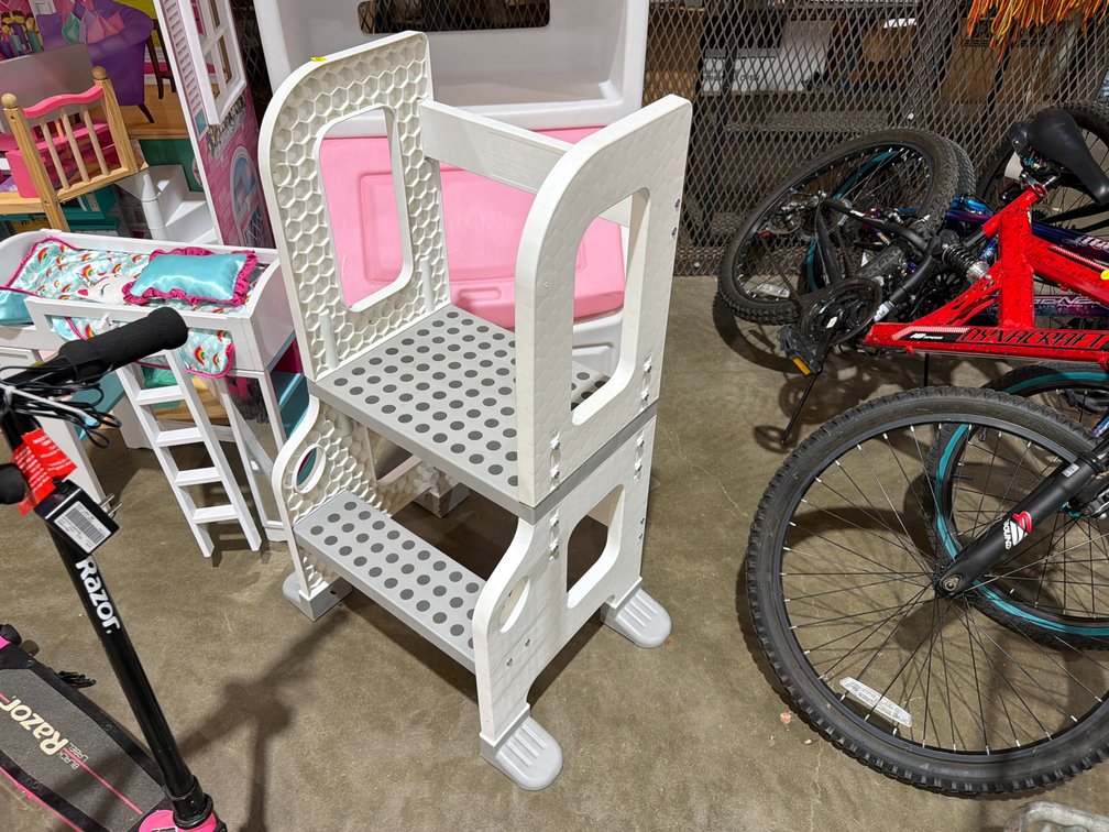 TODDLER KITCHEN HELPER