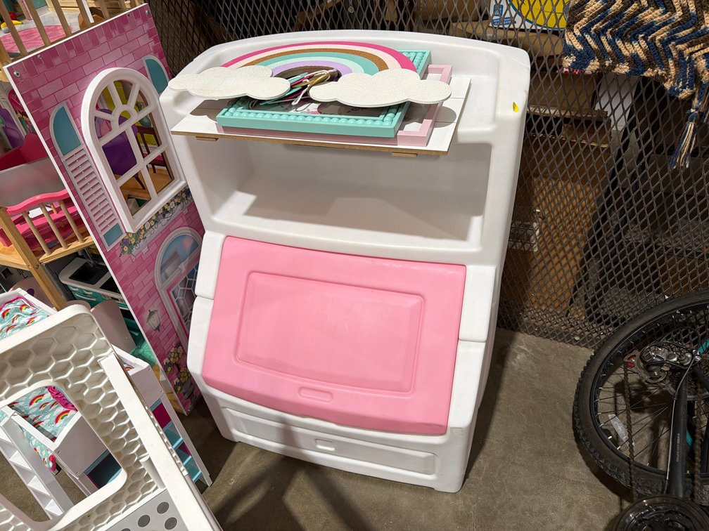 LITTLW TIKES TOY BIN & WALL DECOR