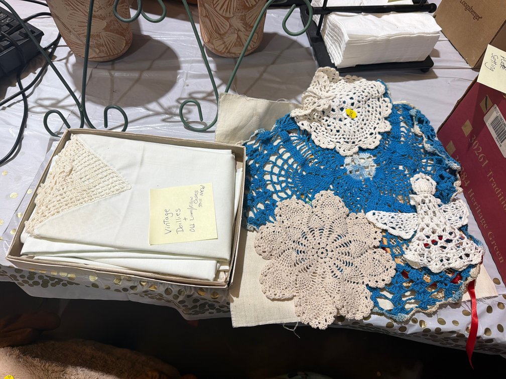 VINTAGE DOILIES AND LINENS