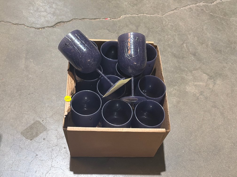 12 PLASTIC HALLOWEEN WINE GLASSES