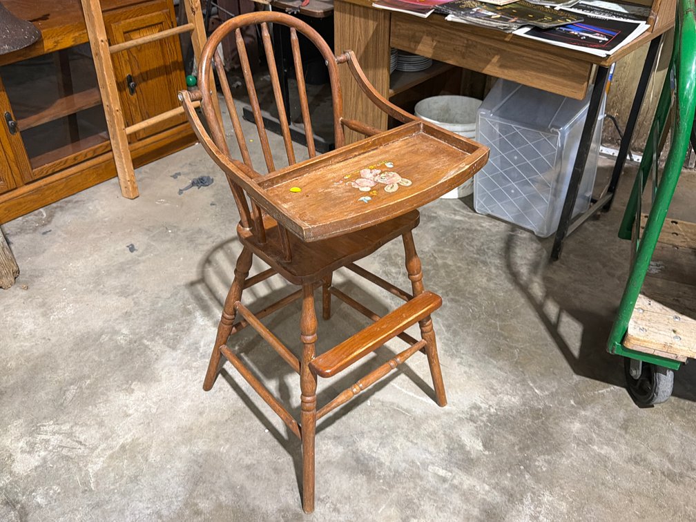 WOODEN HIGHCHAIR