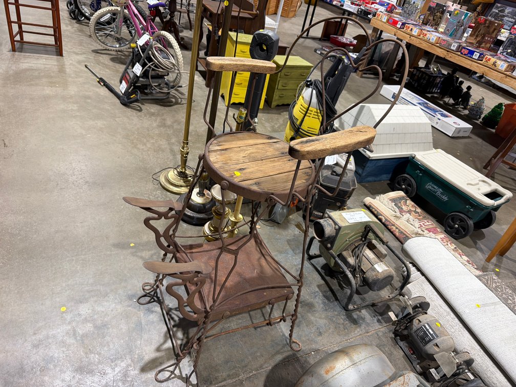 VINTAGE SHOE SHINE PARLOR CHAIR
