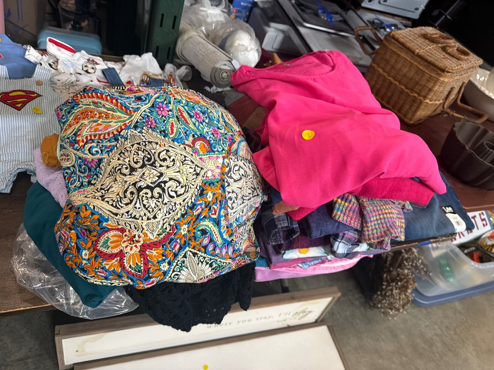 LOT OF WOMENS CLOTHES