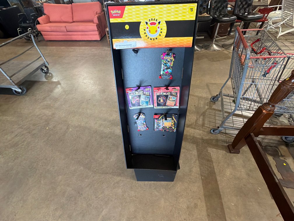 POKÉMON DISPLAY WITH POKÉMON CARDS