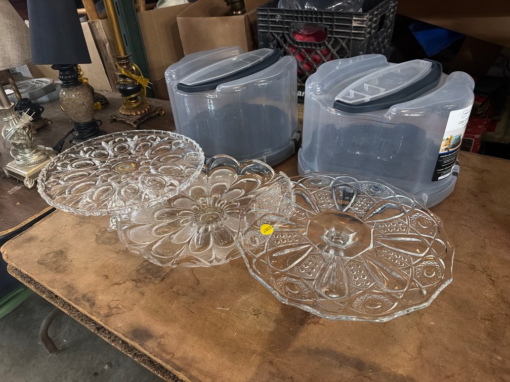 3 CAKE PLATES AND 2 CUPCAKE CARRIERS