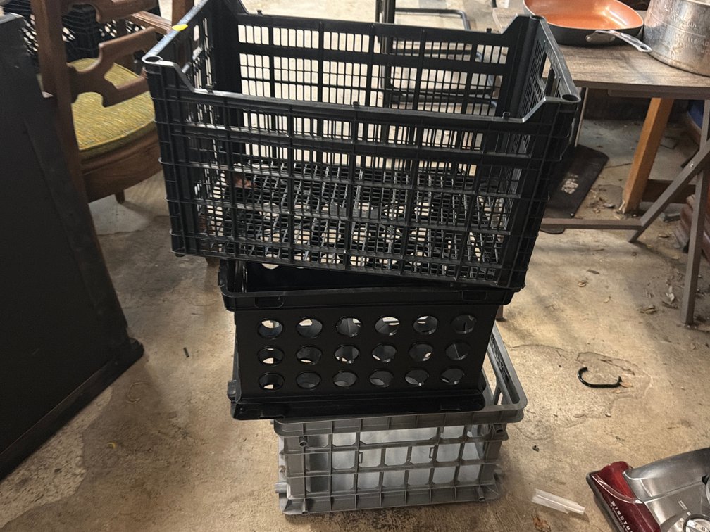 LOT OF PLASTIC CRATES