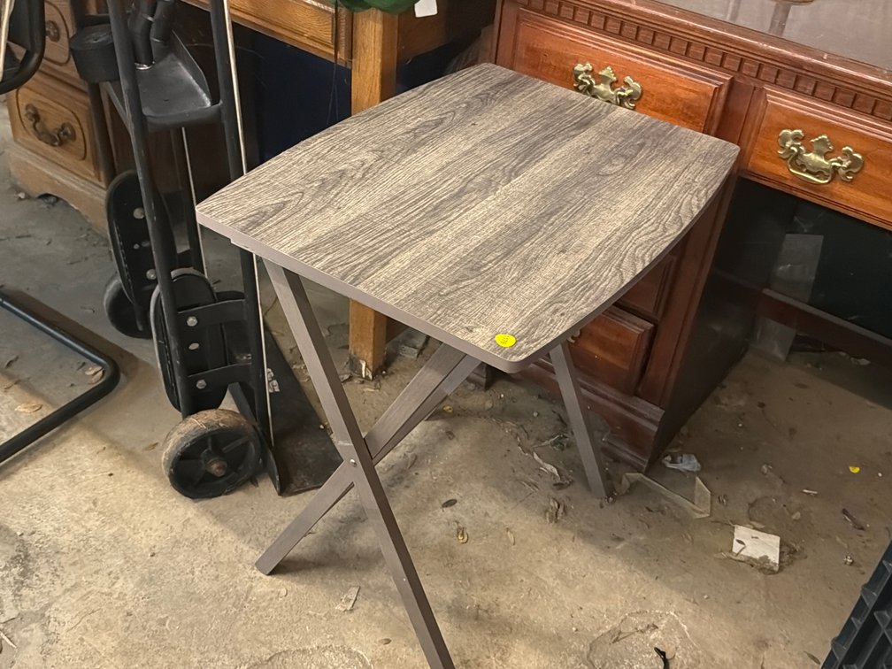 FOLDING TABLE